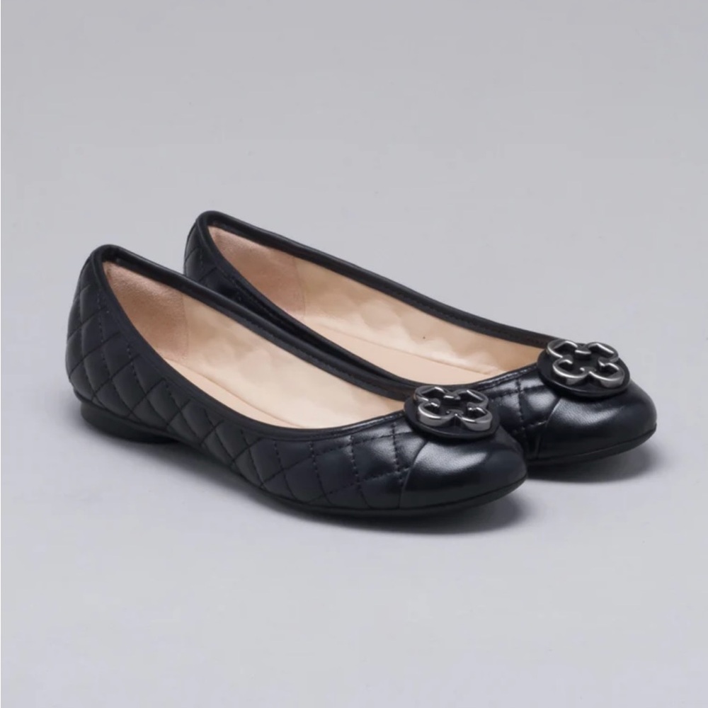 Elegant Black Quilted Flats with Emblem